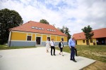 U njegovoj rodnoj kući "dobar dan" poželjet će vam "osobno Petar Preradović", moći ćete se okušati pisati guščjim perom, doznat ćete sve o Ilirskom pokretu, a uređenjem "Petrovog vrta" stvorit će se bajkovita oaza 17 rodna kuca preradovic 23
