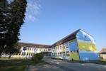 Energetski je obnovljena zgrada OŠ Suhopolje, te vanjski dio sportske dvorane u kojoj se trenutno uređuje derutna unutrašnjost, radovi će biti gotovi do 1. rujna 7 skola suhopolje 2