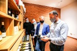 Znate li da se u Pitomači, na jednom mjestu, može pronaći vino koje pije Papa, najbolja hrvatska Graševina de Gotho i 67 najpoznatijih svjetskih vina, a educirano je i 12 master sommeliera 6 IMG 2846