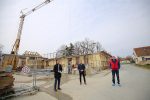 Čini se da rode „doista nose djecu“, jer rode su u Orahovici savile svoje gnijezdo na dimnjaku bivšeg rodilišta... 1 kario obilazak orah 8