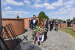 Fotogalerija: Polaganjem vijenaca i paljenjem svijeća na Gradskom groblju u Virovitici obilježen Dan državnosti Republike Hrvatske 1 PDC 3740
