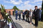 Fotogalerija: Polaganjem vijenaca i paljenjem svijeća na Gradskom groblju u Virovitici obilježen Dan državnosti Republike Hrvatske 7 PDC 3815
