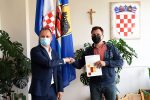 Fotogalerija: Virovitičko-podravski župan, Igor Andrović, uručio je ugovore udrugama s područja grada Orahovice koje su se javile na javni poziv VPŽ 5 udruge orah 5