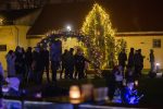 Advent u Palači: Na vijencu zasjala svijeća mira, posjetitelji u Virovitici uživali u druženju i glazbi 15 MG 3450