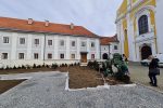 Napreduje uređenje Franjevačkog parka: U tijeku sadnja biljaka i opločenje prostora ispred Crkve sv. Roka u Virovitici 4 20220217 093332
