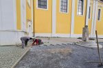 Napreduje uređenje Franjevačkog parka: U tijeku sadnja biljaka i opločenje prostora ispred Crkve sv. Roka u Virovitici 2 20220217 093504