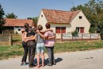 Obitelj Filakovic ispred nove kuce foto Ante Gudelj