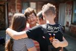 Szilvia Filakovic s djecom ispred kuce u kojoj sada zive foto Ante Gudelj