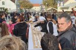 Fotogalerija: Na jubilarnoj 10. „Jeseni u gradu“ posjetitelji se zasladili 60-metarskim kolačem od jabuka 16 312656592 10160026743229707 930727112661324920 n