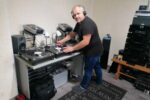 Kada nije iza kamere, novinar Leo Škrinjarić slobodno vrijeme posvećuje glazbi: On je i kolekcionar, DJ, ali i majstor, te ovogodišnji dobitnik Povelje zahvalnosti VPŽ 2 IMG 20221028 115853