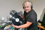 Kada nije iza kamere, novinar Leo Škrinjarić slobodno vrijeme posvećuje glazbi: On je i kolekcionar, DJ, ali i majstor, te ovogodišnji dobitnik Povelje zahvalnosti VPŽ 5 leo