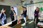 Virovitičko-podravski župan Igor Andrović, uručio ravnatelju OŠ Petra Preradovića Pitomača Igoru Maresiću četiri zidna zemljovida koja u nastavnom gradivu obrađuju Domovinski rat 4 PDC 8253