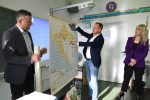 Virovitičko-podravski župan Igor Andrović, uručio ravnatelju OŠ Petra Preradovića Pitomača Igoru Maresiću četiri zidna zemljovida koja u nastavnom gradivu obrađuju Domovinski rat 5 PDC 8266