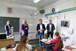 Virovitičko-podravski župan Igor Andrović, uručio ravnatelju OŠ Petra Preradovića Pitomača Igoru Maresiću četiri zidna zemljovida koja u nastavnom gradivu obrađuju Domovinski rat 6 PDC 8277