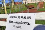 “Tko se tuče, taj se NE voli. Sjedni – i razmisli o tome!” kao trajni podsjetnik na važnost rješavanja problema vezanih uz nasilje nad ženama 2 klupa1
