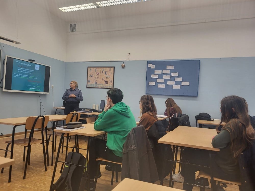 Virovitica: U Gimnaziji Petra Preradovića održana predavanja „Stop trgovanju ljudima“ 1 policija gimnazija 1