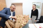 Fotogalerija: Zamjenik župana Marijo Klement, svim djelatnicima Virovitičko-podravske županije, čestitao Međunarodni Dan žena 23 IMGL2100