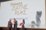 Na svečanoj Akademiji, u povodu obilježavanja dana Hrvatske obrtničke komore, plaketa „Zlatne ruke“, dodijeljena je slatinskom obrtniku, zlataru, Josipu Perkoviću 7 viber slika 2023 07 05 04 20 35 447