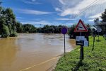 Drava odsjekla Križnicu od kopna: Do pješačkog mosta može se samo čamcem i traktorom, a vrhunac vodenog vala očekuje se s utorka na srijedu 47 20230808 090849