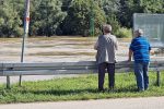 Drava odsjekla Križnicu od kopna: Do pješačkog mosta može se samo čamcem i traktorom, a vrhunac vodenog vala očekuje se s utorka na srijedu 10 20230808 091605