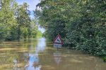 Drava odsjekla Križnicu od kopna: Do pješačkog mosta može se samo čamcem i traktorom, a vrhunac vodenog vala očekuje se s utorka na srijedu 19 20230808 095051
