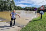 Drava odsjekla Križnicu od kopna: Do pješačkog mosta može se samo čamcem i traktorom, a vrhunac vodenog vala očekuje se s utorka na srijedu 53 20230808 101359