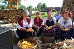 Pitomača: Udruga žena „Guščarice“ lužđanom u Grabrovnici kroz pjesmu, ples i veselje oživjela tradicijske običaje 31 IMG 3905