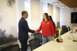 Virovitičko-podravski župan Igor Andrović ugostio brončane rukometašice Slatinčanku Tenu Jurlinu i Virovitičanku Ivu Blažević čestitavši im na velikom uspjehu u Crnoj Gori 1 IMG 2218 1500x1000