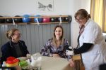 Slatinske umirovljenice proslavile Dan žena druženjem te mjerenjem krvnog tlaka i glukoze u krvi, posjetio ih i župan Igor Andrović 4 IMG 2624 1500x1000