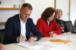 Župan Igor Andrović potpisao ugovore za izradu glavnog i izvedbenog projekta za rekonstrukciju OŠ Eugena Kumičića Slatina i za rekonstrukciju OŠ Josipa Kozarca Slatina i dogradnju sportske dvorane 2 IMG 2982 1500x1000