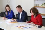 Župan Igor Andrović potpisao ugovore za izradu glavnog i izvedbenog projekta za rekonstrukciju OŠ Eugena Kumičića Slatina i za rekonstrukciju OŠ Josipa Kozarca Slatina i dogradnju sportske dvorane 3 IMG 2999 1500x1000