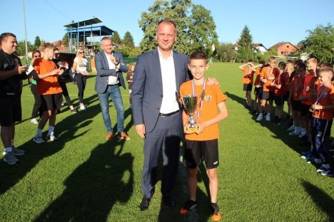 Župan Igor Andrović uručio pehar i medalje U-11 selekciji NK Virovitice za naslov prvaka 1. ŽNL VPŽ 1 IMG 2877 Custom