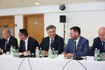 Sjednica premijera Andreja Plenkovića i ministara s hrvatskim županima: Vlada i u trećem mandatu ostaje posvećena postizanju ravnomjerne razvijenosti svih krajeva Hrvatske 8 premijer i zupani sisak 67