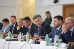 Sjednica premijera Andreja Plenkovića i ministara s hrvatskim županima: Vlada i u trećem mandatu ostaje posvećena postizanju ravnomjerne razvijenosti svih krajeva Hrvatske 10 premijer i zupani sisak 80