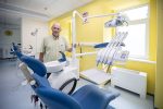 Već treću godinu, u Orahovici, studenti Fakulteta za dentalnu medicinu, ljudima koji dolaze iz cijele Hrvatske, popravljaju i liječe zube potpuno besplatno 1 presecan dentalna 3