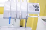 Već treću godinu, u Orahovici, studenti Fakulteta za dentalnu medicinu, ljudima koji dolaze iz cijele Hrvatske, popravljaju i liječe zube potpuno besplatno 4 presecan dentalna 7