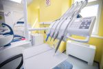 Već treću godinu, u Orahovici, studenti Fakulteta za dentalnu medicinu, ljudima koji dolaze iz cijele Hrvatske, popravljaju i liječe zube potpuno besplatno 5 vcev dentalna 1