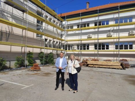 Državna tajnica Sanja Bošnjak u Orahovici: Energetska obnova Gradske uprave napreduje prema planu 1 Drzavna tajnica Sanja Bosnjak u Orahovici 2