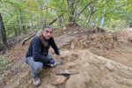 Senzacija na Papuku: Prateći trag „srebrnih novčića iz Voćina“ koji su se nudili na crnom tržištu, na lokalitetu Gradina, na 611 metara nadmorske visine, pronašli ostatke utvrđenih bedema čiji dijelovi datiraju iz brončanog doba 2 potrebica 4
