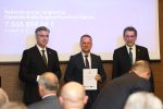 Predsjednik Vlade RH Andrej Plenković, županu Igoru Androviću, uručio ugovor za dogradnju OŠ Eugena Kumičića Slatina, nakon završetka ovog projekta, sva djeca, a ima ih više od 430, ići će u ovu školu u jednoj smjeni 5 dubrovnik zupani i premijer 228