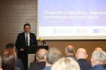 Predsjednik Vlade RH Andrej Plenković, županu Igoru Androviću, uručio ugovor za dogradnju OŠ Eugena Kumičića Slatina, nakon završetka ovog projekta, sva djeca, a ima ih više od 430, ići će u ovu školu u jednoj smjeni 3 dubrovnik zupani i premijer 81