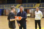 Mladi košarkaši Virke Virovitica, čija se juniorska selekcija plasirala na Prvenstvo Hrvatske i koji svojim sjajnim igrama, košarci vraćaju stari sjaj, dobili sportsku opremu 17 kk virka oprema 52
