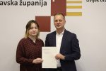 Virovitičko-podravski župan, Igor Andrović, potpisao ugovore s 13 novih stipendista, od kojih je petero studenata medicine: Primat će 200,00 eura mjesečno tijekom cijele godine 26 stipendije vpz 148