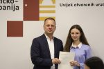 Virovitičko-podravski župan, Igor Andrović, potpisao ugovore s 13 novih stipendista, od kojih je petero studenata medicine: Primat će 200,00 eura mjesečno tijekom cijele godine 27 stipendije vpz 155