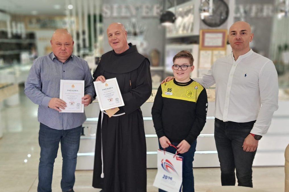 Završena licitacija: Lovri i Jakovu Bardić uručen dres Ivana Martinovića i ulaznice za utakmicu Hrvatske i Švicarske 1 24d9abe8 0f36 488e bacb a85514a214cf e1773857684494