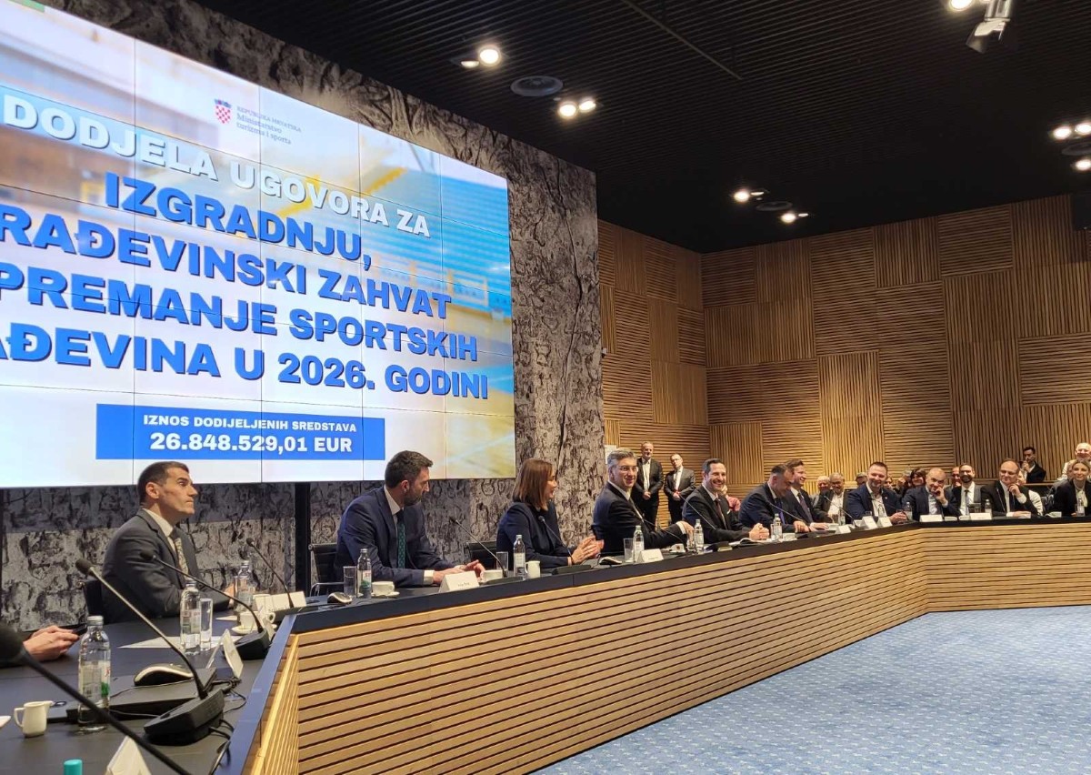 Načelniku općine Sopje Androšu ministar Glavina uručio ugovor za sufinanciranje sportskog projekta u Novoj Šarovki 1 viber slika 2026 03 18 15 25 55 331 1