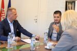 Državna tajnica u Ministarstvu prostornoga uređenja, graditeljstva i državne imovine, Sanja Bošnjak, županu Virovitičko-podravske županije, Igoru Androviću, uručila je "Ugovor o pravu služnosti" u svrhu izgradnje sustava navodnjavanja Đolta II. faza 4 5H7A8623